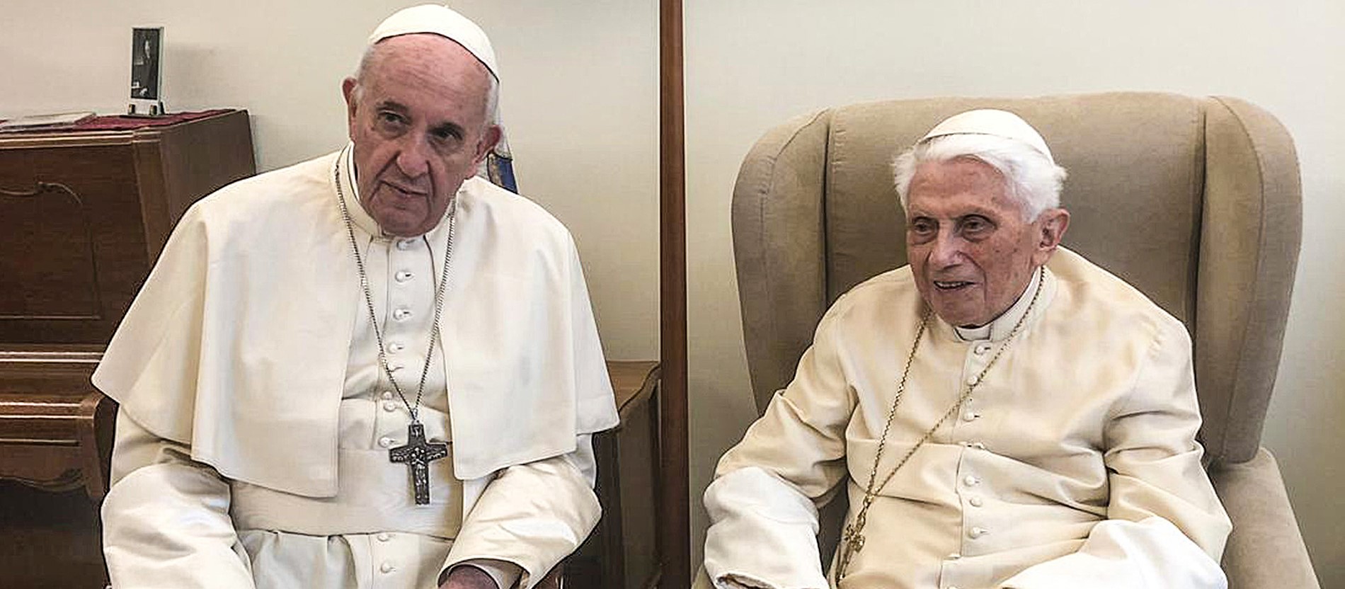 Papst em. Benedikt und Papst Franziskus @ katholisch.de (c) katholisch.de